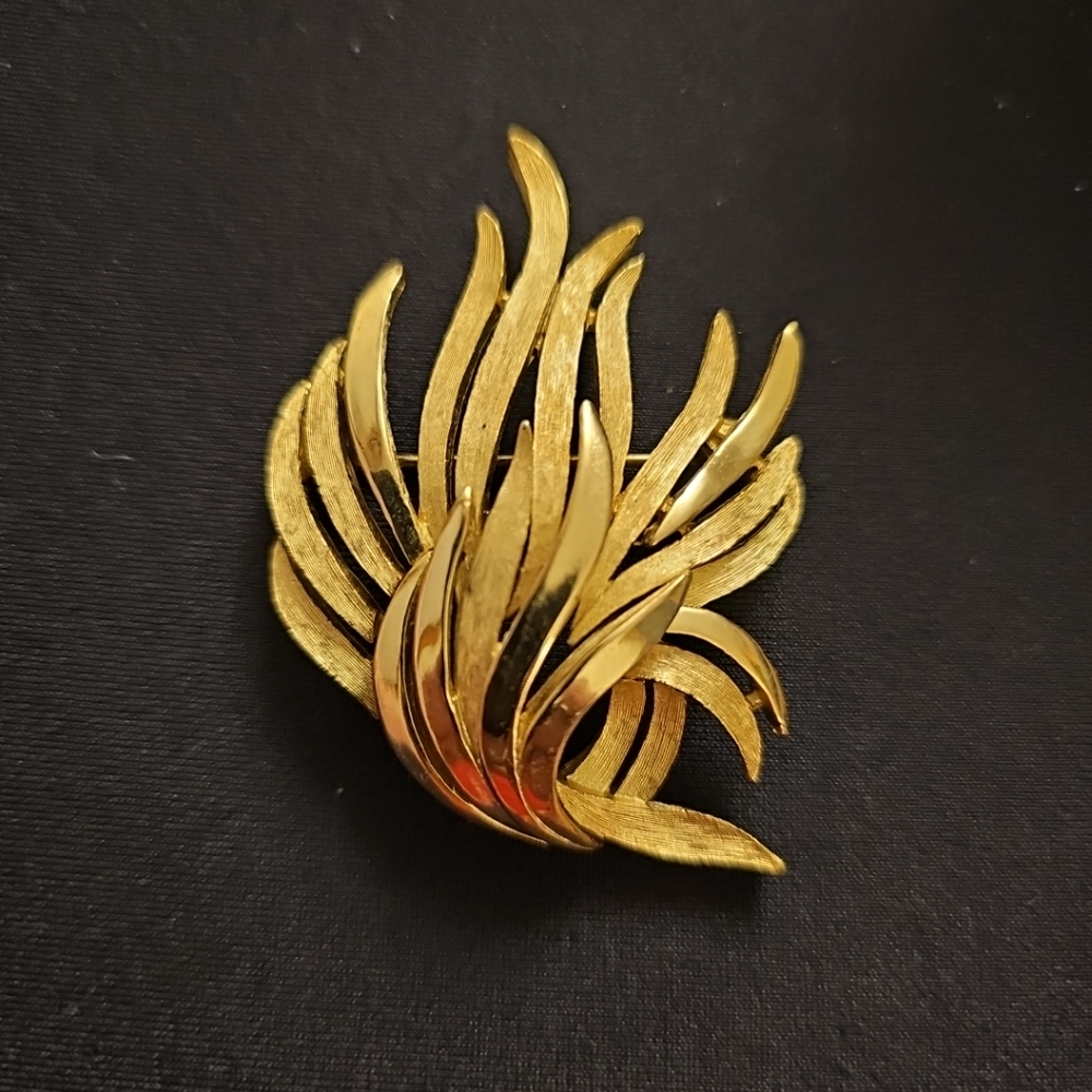 Vintage Signed Crown Trifari Brushed Gold Tone Brooch Pin
